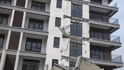 山东威海一住宅楼多个楼层阳台坠落，当地回应：无人入住，正在调查