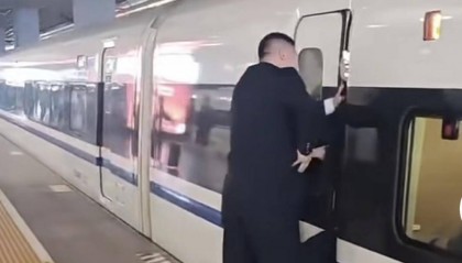 上海虹桥站又见阻拦高铁关门事件？ 官方：系乘客身体不适紧急下车时被门夹住