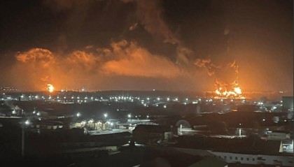 美国不给战斧拉倒，乌克兰搬出先进导弹，陆海空联合轰炸俄罗斯