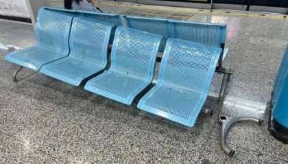 “被吓到了，有点痛还特别尴尬”，事发上海一地铁站，乘客坐上去瞬间懵了