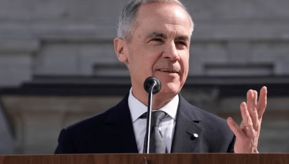 不敢硬刚美国，加拿大通知中国：加税25%！中方转手将订单给了澳大利亚，卡尼想搞事？