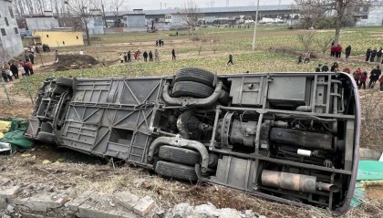 豫A大巴车高速突发侧翻！车上27人……