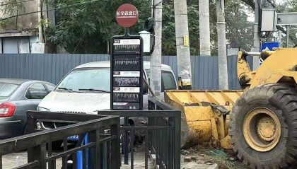 惊险瞬间!北京早高峰大铲车刹车失灵,直冲公交站台......