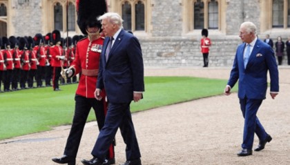 特朗普万万不会想到，他冒着生命危险访英，斯塔默却还给了他一巴掌