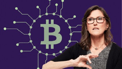 比特币逼近历史最高纪录,Coinbase股价大涨：网站一度严重中断!木头姐继续抛售