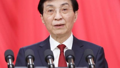 （现场实录）王沪宁代表政协第十四届全国委员会常务委员会作工作报告