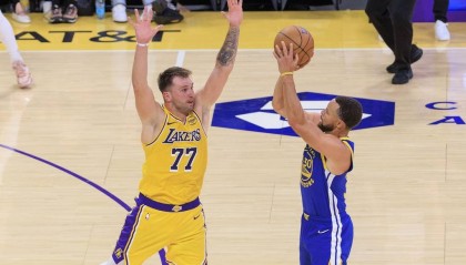 库里23分东契奇43+12+9 巴特勒31+5勇士胜湖人