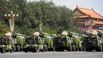 DF61导弹亮相阅兵，北约秘书长破防了，他给32国，发出了一道警告