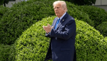 除了降半旗哀悼，特朗普已经毫无办法？美本土突然传出枪响，事情彻底闹大了