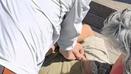 外国游客颐和园内突发心脏骤停，他跪地施救1分20秒转危为安