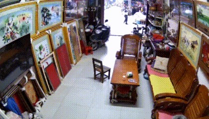 “交警持棍击倒电动车”处理结果披露：相关责任人被免职，涉事警员被辞退