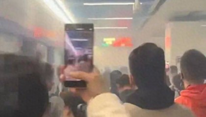 南京地铁1号线发生故障，晓庄站浓烟弥漫，地铁公司回应：列车偶发设备故障