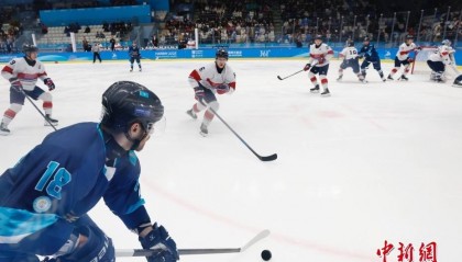 （哈尔滨亚冬会）男子冰球小组赛：哈萨克斯坦队战胜韩国队