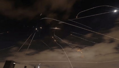 说服不了伊朗，那就直接打服？美国决定下场，哈梅内伊做两手安排