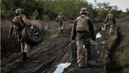 普京报复来的快准狠，800枚航空炸弹从天而降！乌以领土换安全？