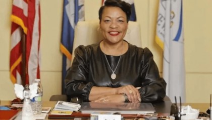 美国女市长被曝婚内与保镖偷情，两人公款旅游14次，面临18项罪名起诉