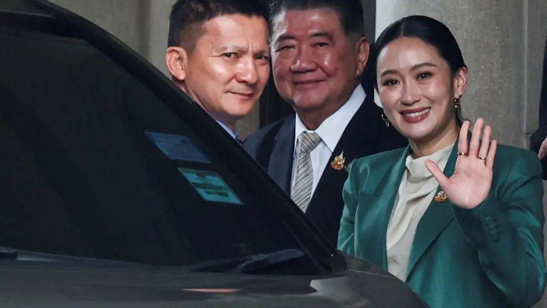 4比2，泰国最新民调出炉，佩通坦想官复原职，中方说了句公道话