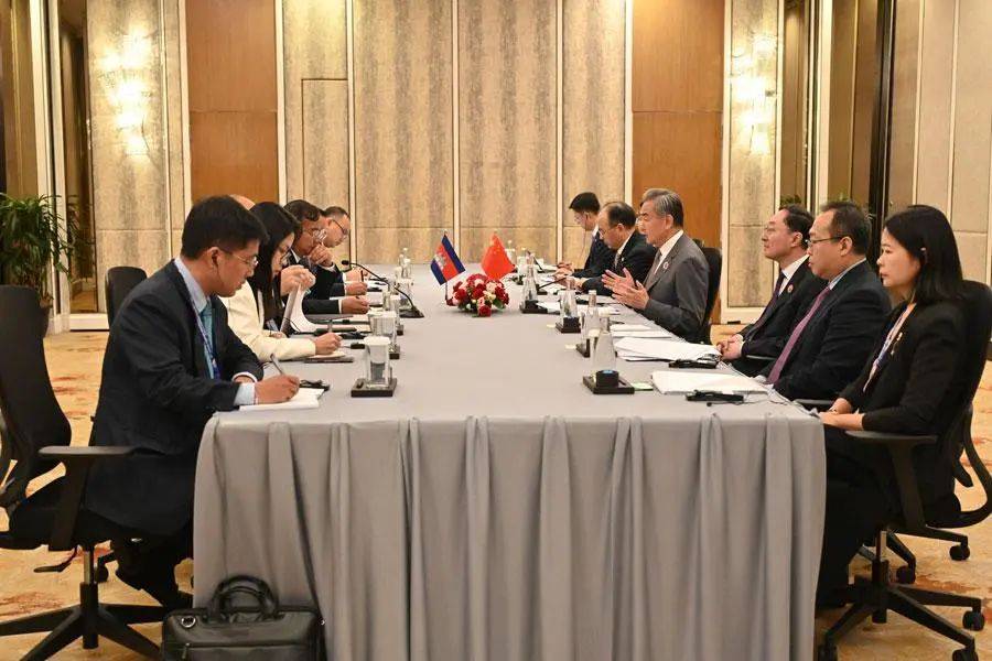 4比2，泰国最新民调出炉，佩通坦想官复原职，中方说了句公道话