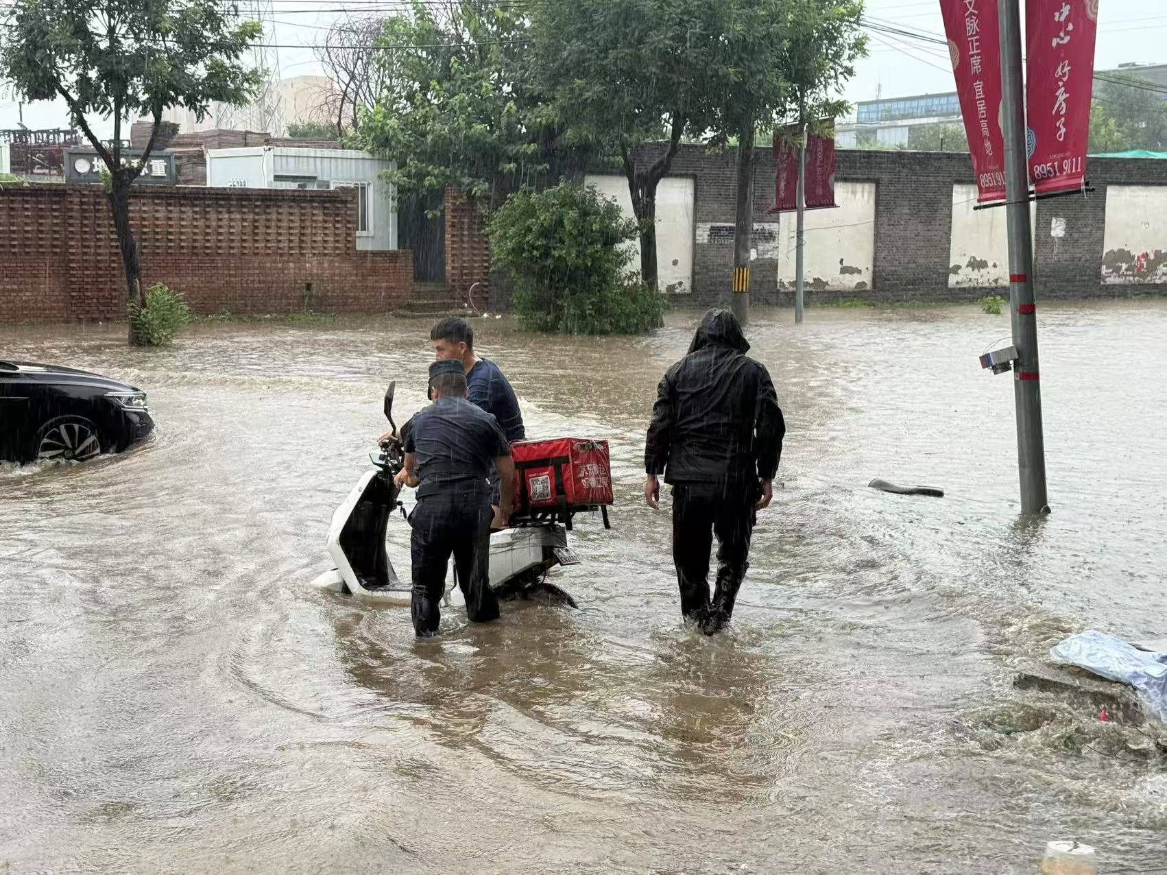 北京暴雨中，外卖小哥跌入2米深排水沟，幸亏旁边有消防员