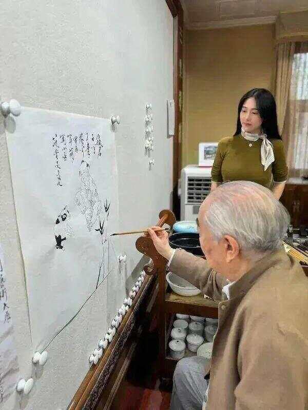 画家范曾报平安,回应称正在闭门写书,此前女儿称其“失联”被继母带走|鱼眼·热点