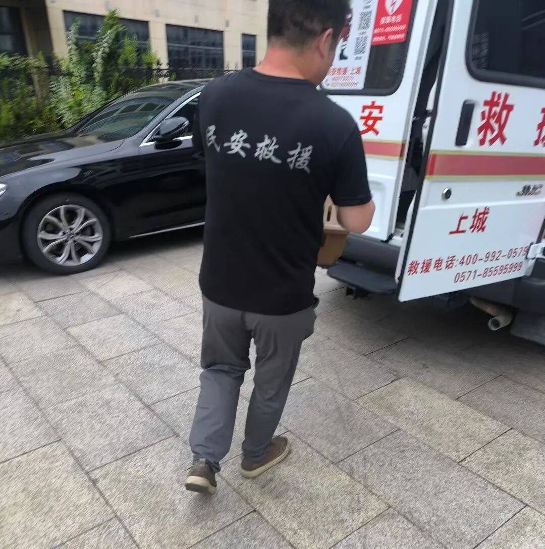 事发杭州高架！“白色不明物体”拦路？仔细一看不得了