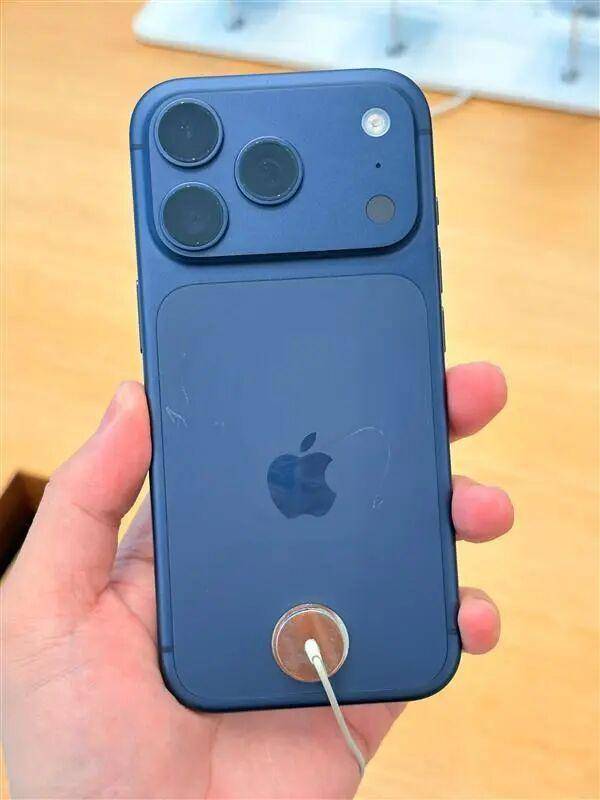 iPhone17首批用户吐槽不断!或成最娇气苹果手机,贴膜卡出坑,几小时就满身划痕