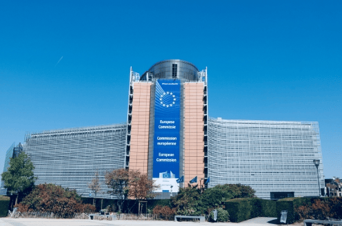 中方警告奏效,特朗普再打“中国牌”,冯德莱恩做了个明智决定,对100%关税说“不”!