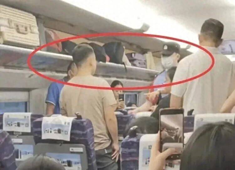 陌生男子对高铁邻座8岁女孩又亲又摸,竟称“她这么小没关系”,孩子妈妈报警