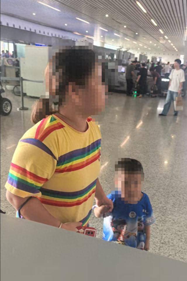 双胞胎哥哥在杭州东站被陌生女子抱走?派出所全员出动,20分钟锁定“嫌疑人”,万万没想到……