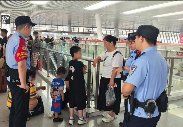 双胞胎哥哥在杭州东站被陌生女子抱走?派出所全员出动,20分钟锁定“嫌疑人”,万万没想到……