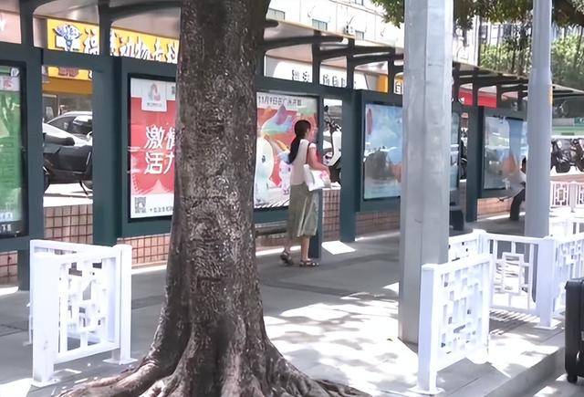 广州多个公交站惊现S型护栏 最新进展:已被拆除